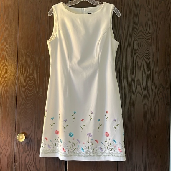 City Triangles sleeveless white dress with flower garden design. Size 11 - Picture 1 of 5
